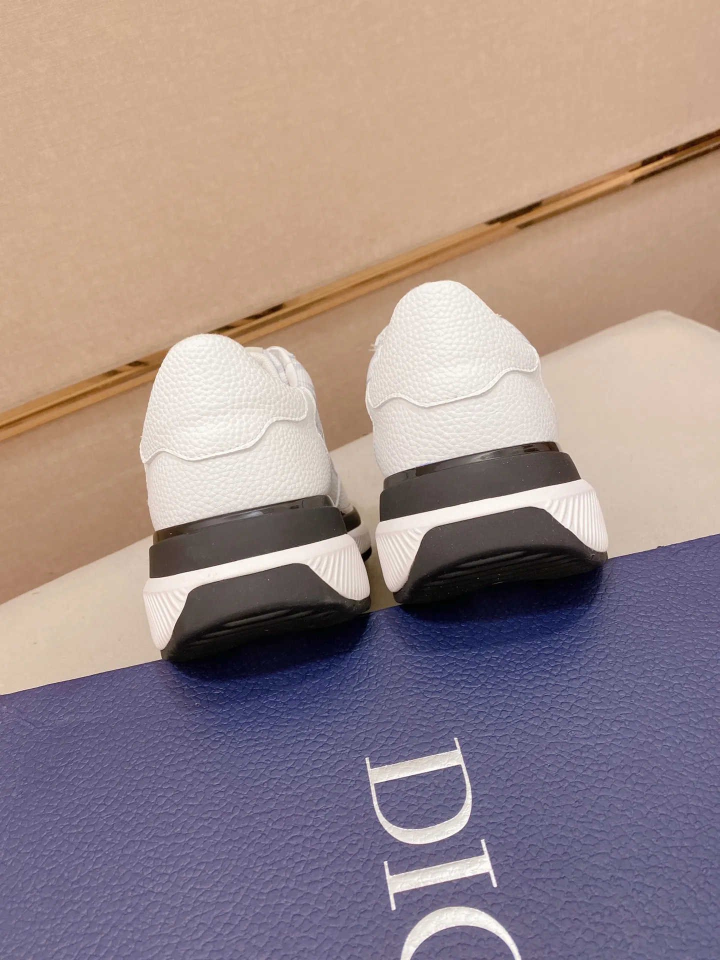 Men's shoes💰 462💰🇮🇹🇮🇹Dior d The new model is on sale at the same time at the counter. The upper 🇮🇹 is imported Italian first-layer cowhide, and the lining is fully imported sheepskin 💪💪. It is a complete 1⃣️ to 1⃣️ replica 🇮🇹💪💪, ⚠ Sole: The original sole is specially provided by the original factory. The exclusive movable molded sole is super comfortable. ⚠Original factory single goods, 🔍🔍high quality, you can enter and leave the counter at will, welcome to compare⚠. Code number:38-44
